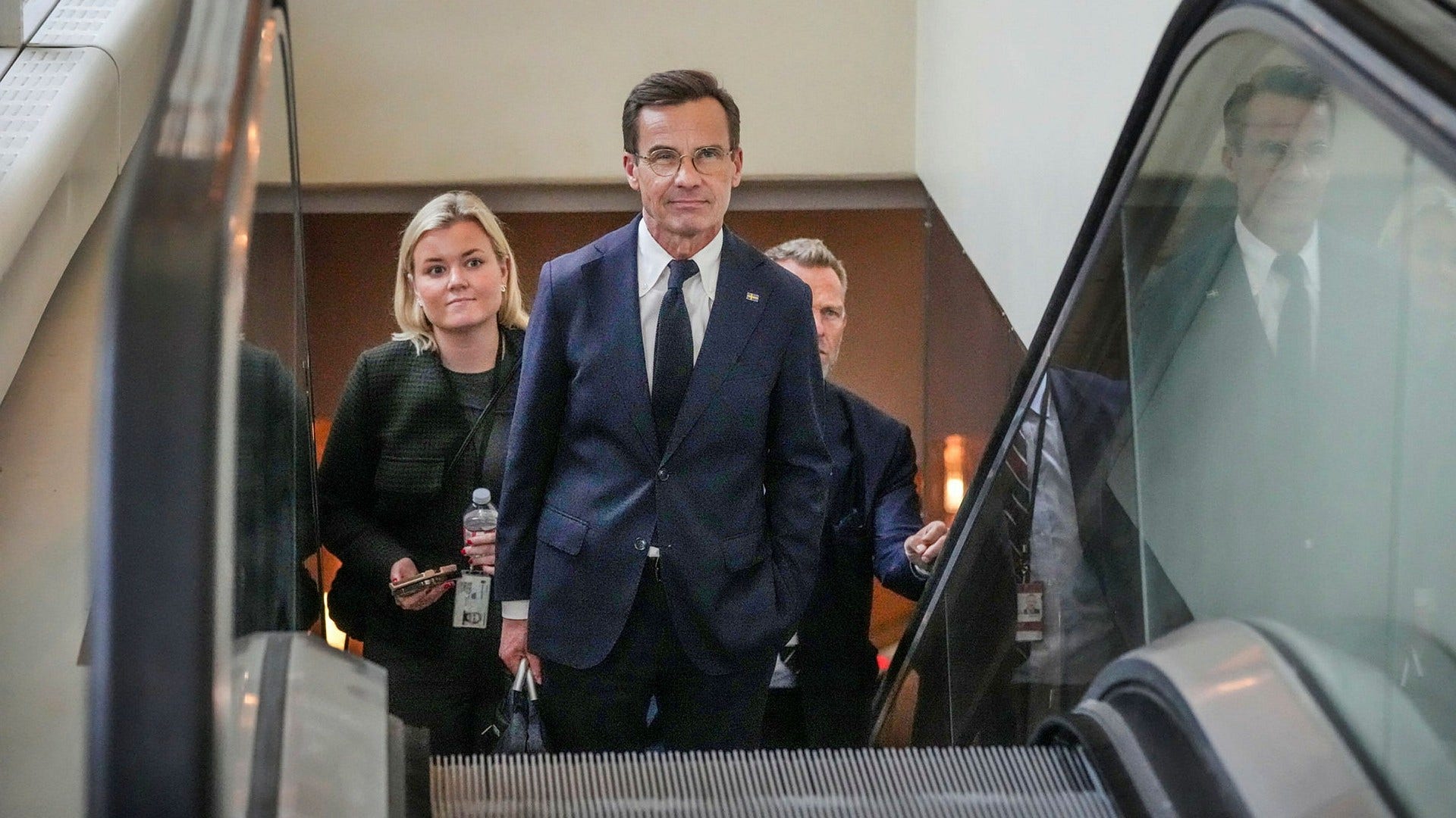 Tänker statsminister Ulf Kristersson mer på trepartiregeringens överlevnad än på medborgarnas säkerhet? Det undrar insändarskribenten som uppmanar honom att lyssna på oppositionen i riksdagen.