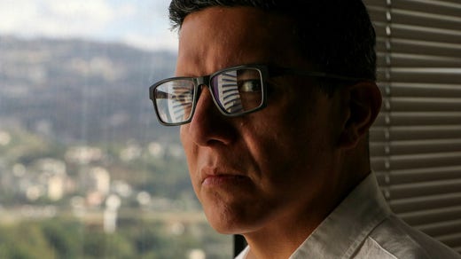 – Sanktionerna dödade socialismen. Nu är det kompiskapitalism som gäller, säger ekonomen Omar Zambrano.