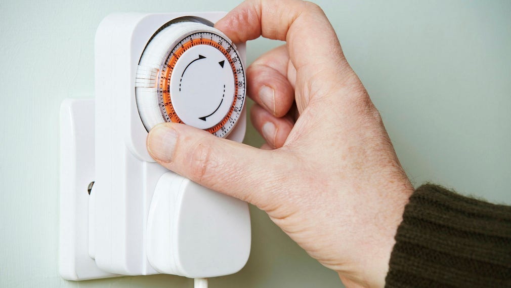 En rad länder i Europa har infört olika åtgärder för att snabbt minska användningen av energi. Det handlar till exempel om att släcka utomhusbelysningar, upplysning av offentliga byggnader och förbjuda uppvärmning av privata simbassänger.