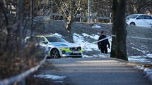 Polis på plats efter ett misstänkt sprängdåd vid ett hus i Hässelby i nordvästra Stockholm i mars.