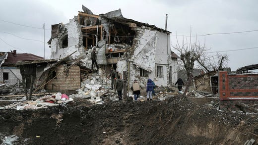 En krater och ett förstört hus i Hlevacha i Kiev-regionen efter en rysk raketattack på torsdagen.