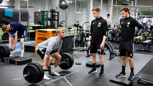 Viktor Froholdt i gymmet under uppsikt av fystränaren Jacob Willum och Alfred Johansson.