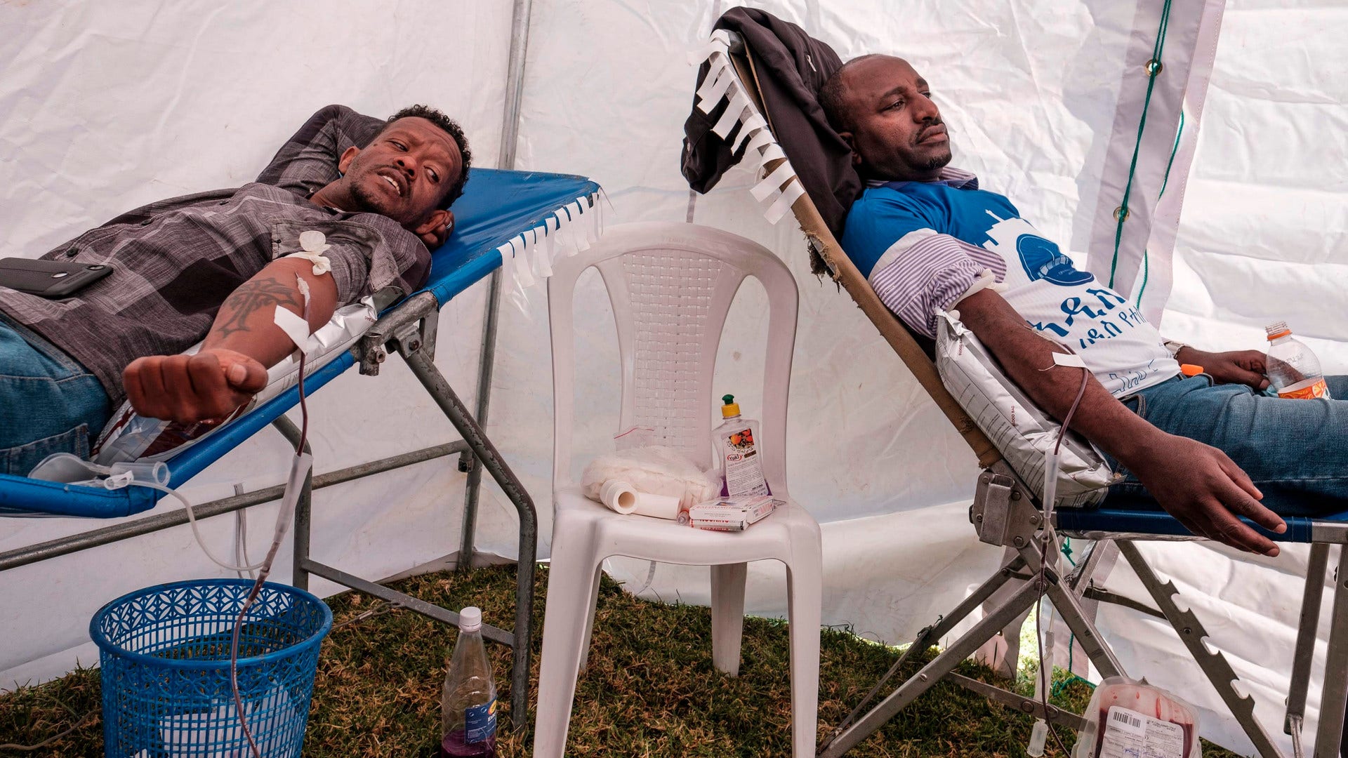 I Etiopiens huvudstad Addis Abeba donerar frivilliga blod till trupperna som slåss mot separatister i Tigrayregionen.