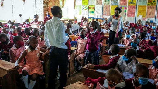 Elever i en skola i Kampala, Uganda. I Uganda höll skolorna stängt i över två år under pandemin. En del barn kanske aldrig kommer tillbaka till skolan.