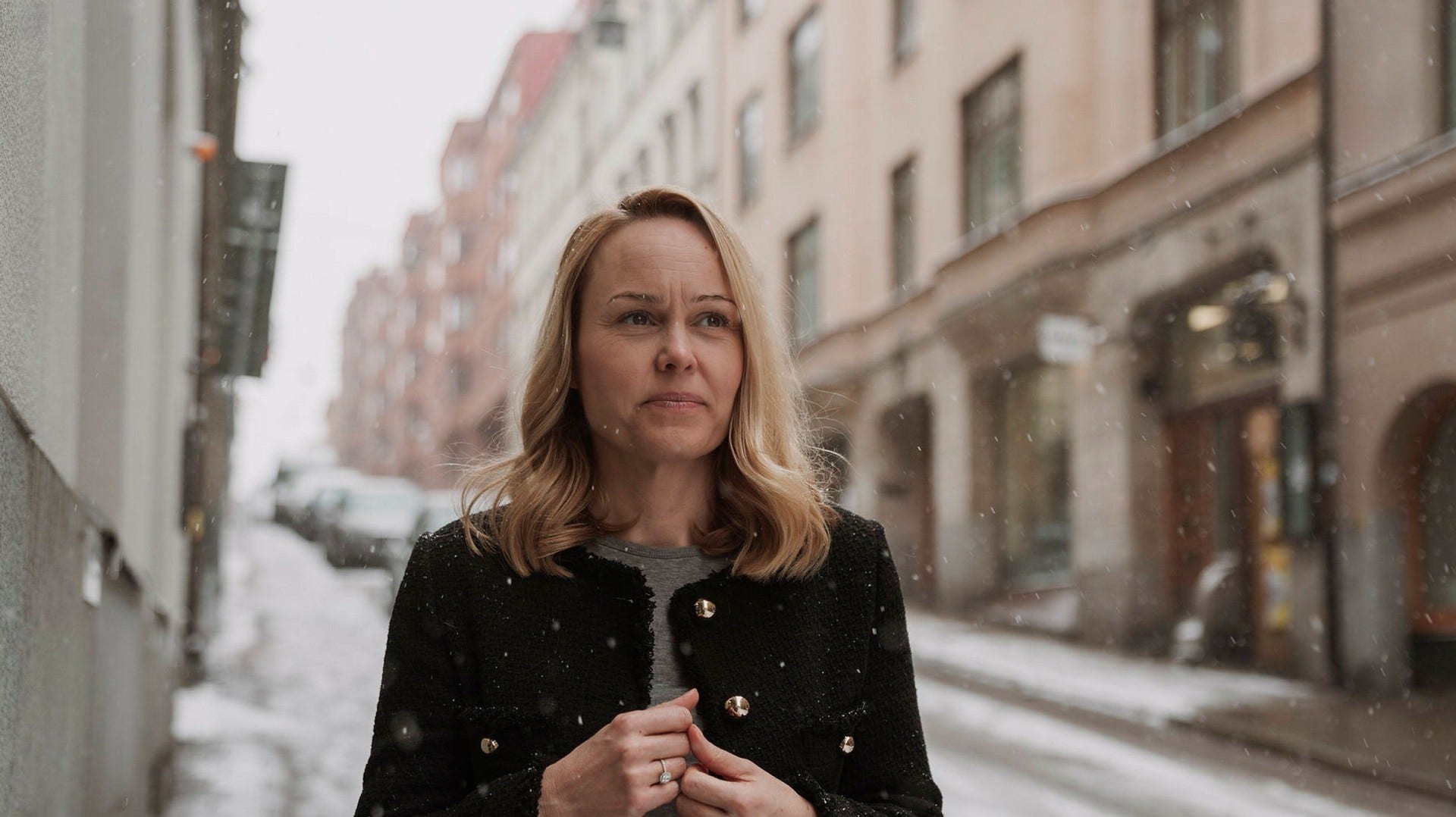 Susanna Grufman utanför Finansinspektionens lokaler i Stockholm.