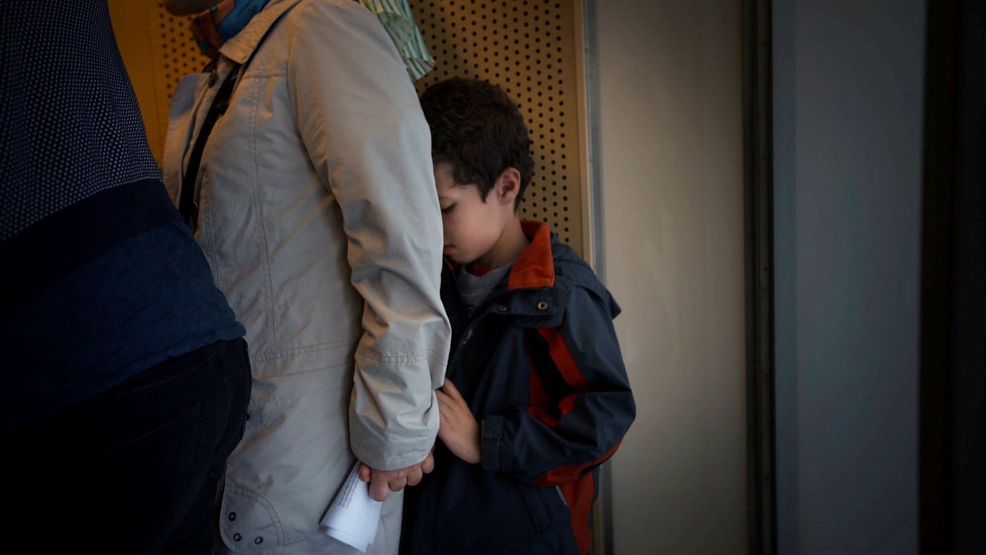 Papperslös familj i receptionen på Migrationsverket i Solna. Anställda i vården och skolan måste nu stå emot de politiska kraven på att ange personer som vistas i Sverige utan tillstånd, anser insändarskribenten.