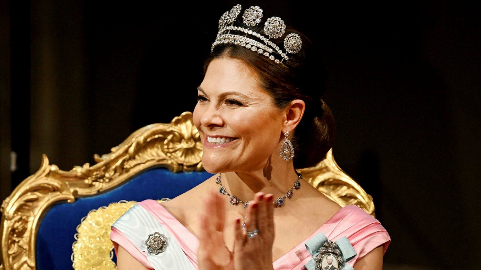 När mamma flyttar till demensboende måste förstås kronprinsessan vara med.