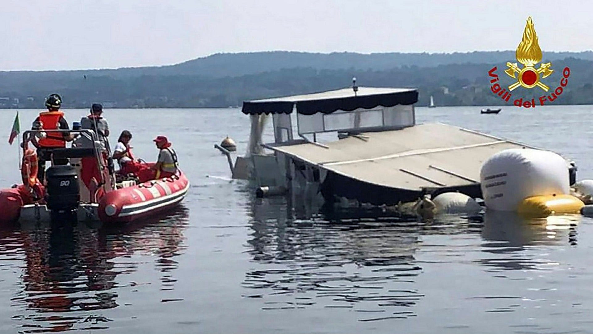 Fyra personer omkom i båtolyckan i den italienska sjön Lago Maggiore.