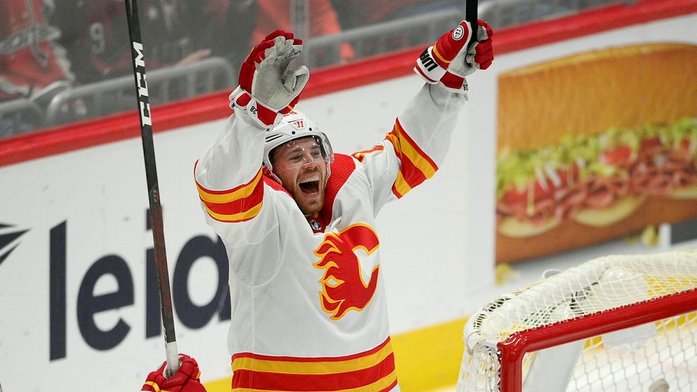 Elias Lindholm firar sjunde NHL-målet för säsongen.
