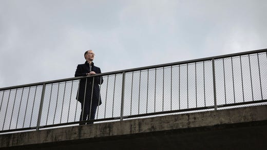”Stockholm är väldigt mycket sina förorter och det är också här ute vi har mycket att göra för att öka människors frihet. Vi vill satsa mer resurser på skolan och på att bekämpa brottsligheten”, säger Jan Jönsson.