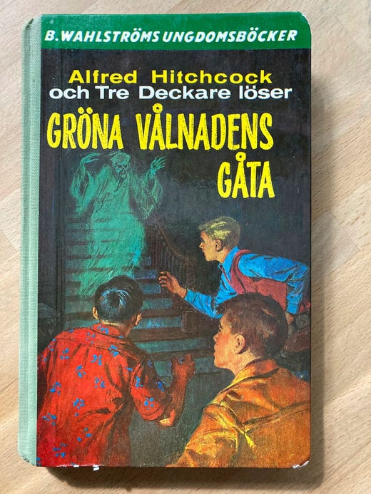 ”Alfred Hitchcock och Tre Deckare löser gröna vålnadens gåta”.