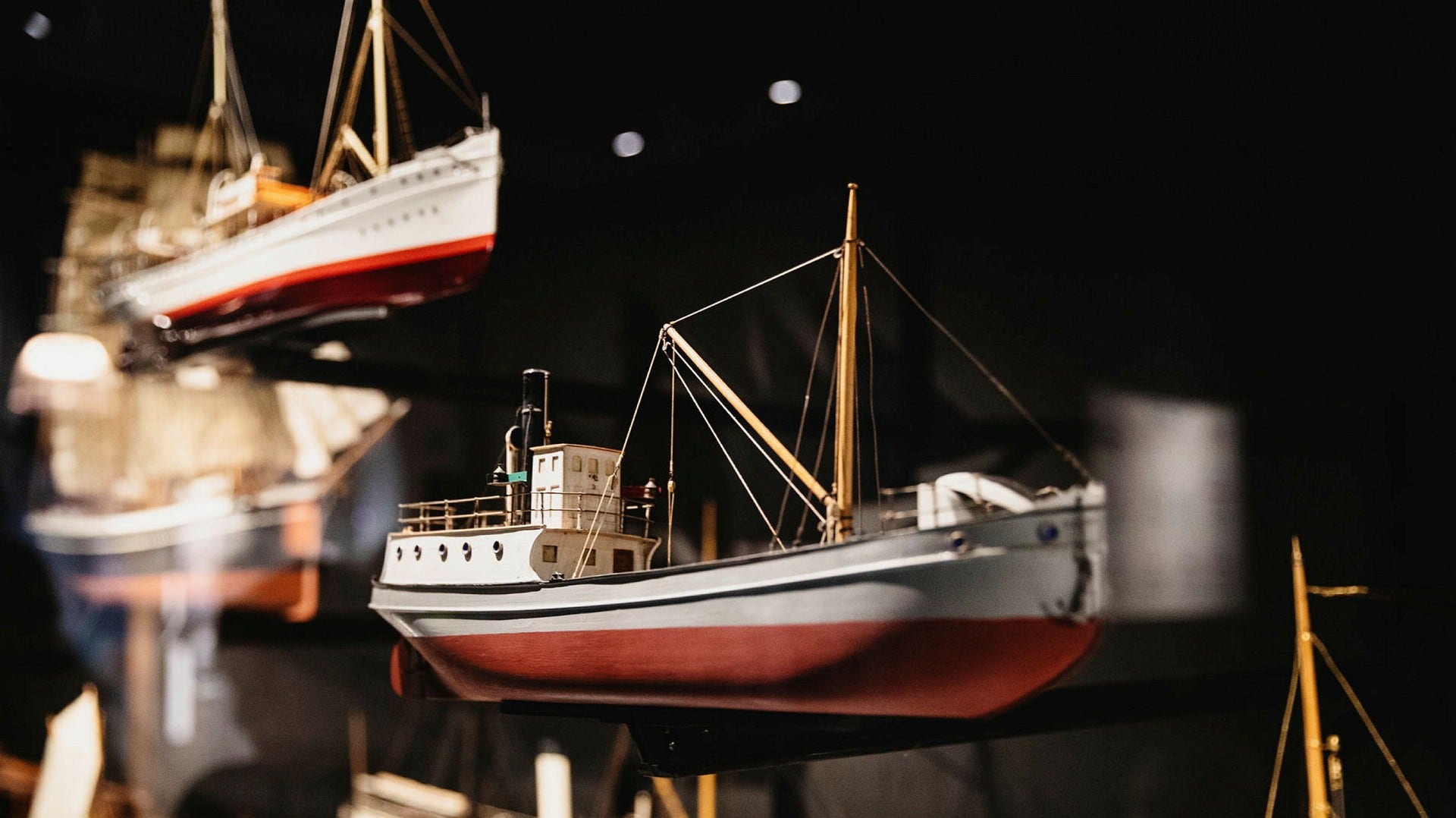 Båtmodeller i utställningen ”fartyg i fokus”, i ett av museets sex utställningar med tema: världshavet.