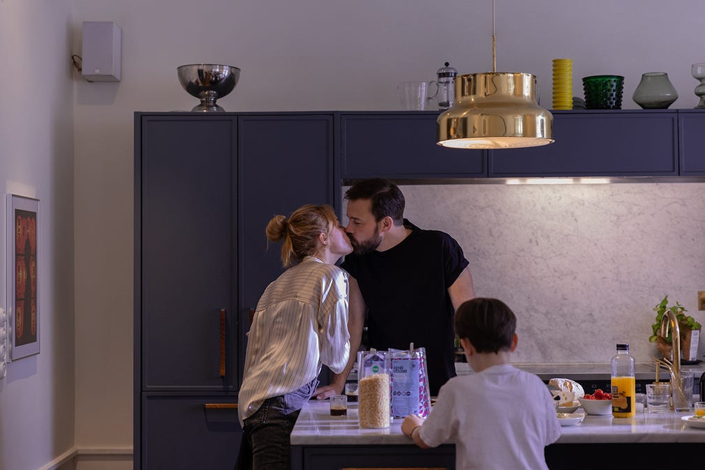 Ida Engvoll och Johannes Bah Kuhnke nojsar i Netflixaktuella ”Kärlek och anarki”.