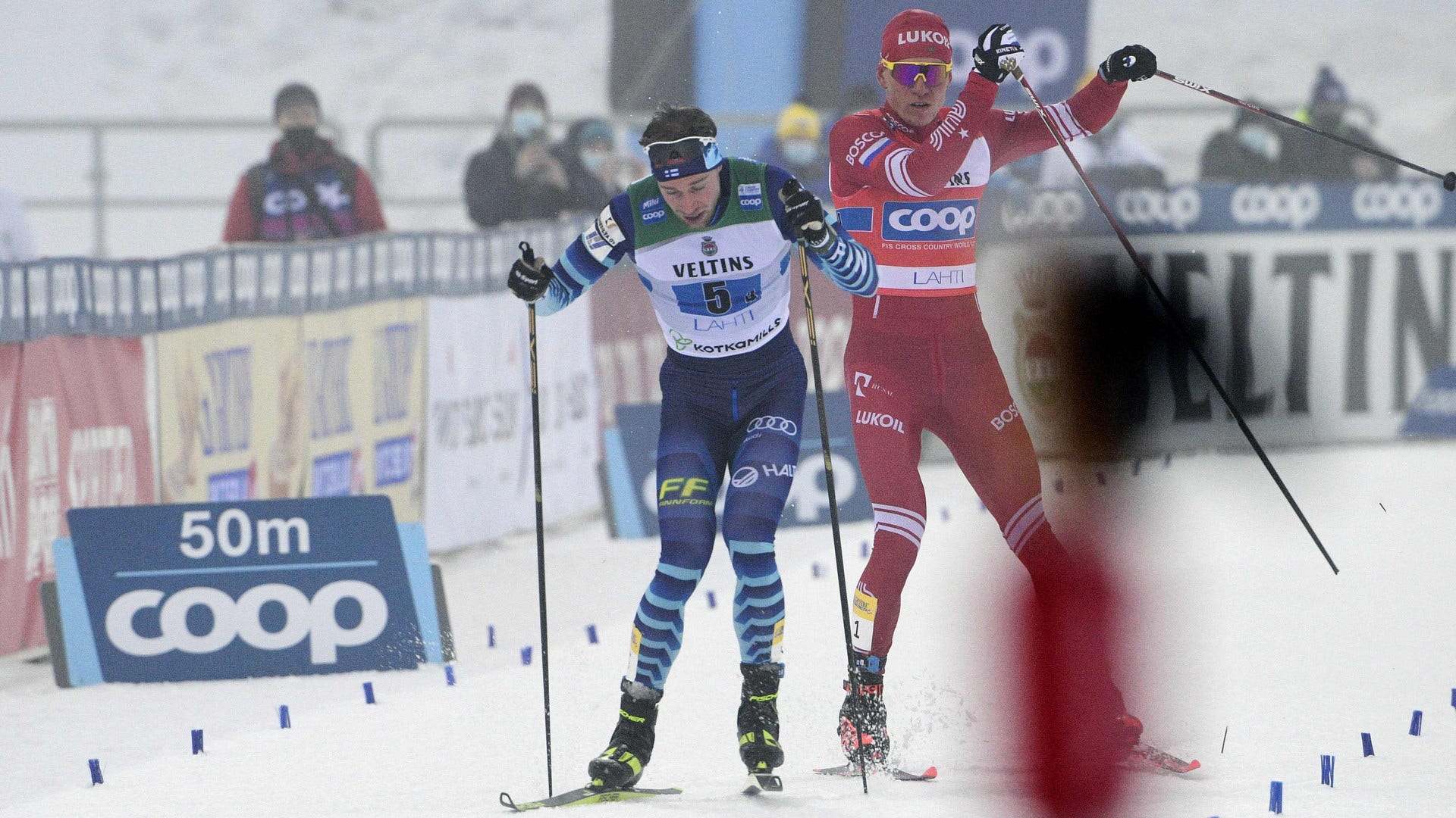 Finländaren Joni Mäki kliver in framför Alexander Bolsjunov på upploppet.