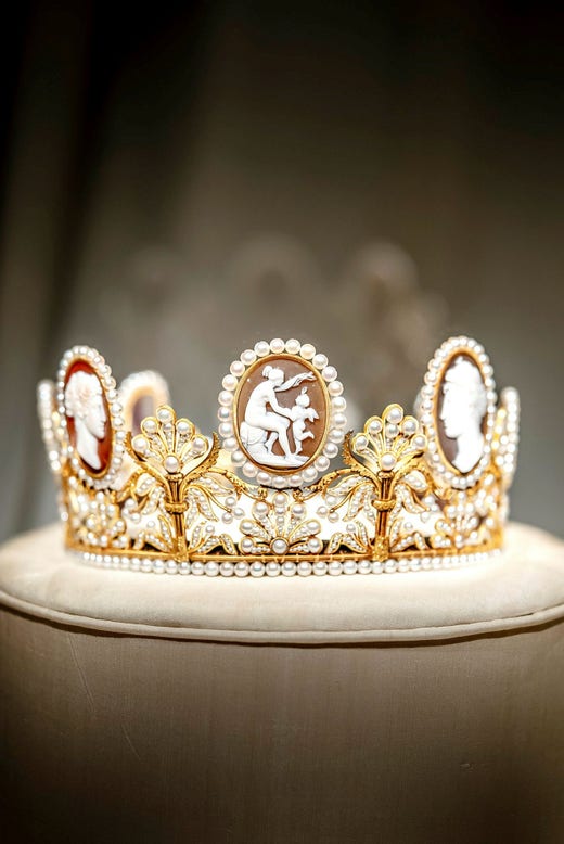 Napoleon lät tillverka Kamédiademet hos sin hovjuvelerare. 1809 gav han det till kejsarinnan Joséphine.