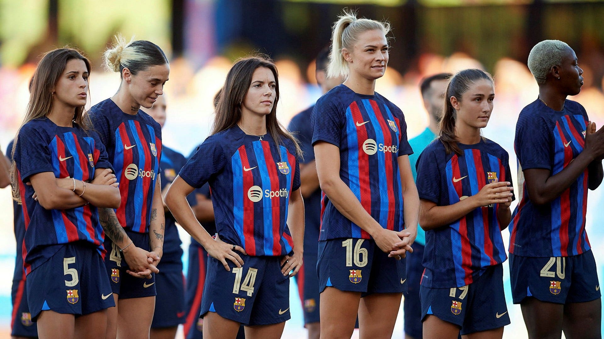 Svenska Barcelonastjärnan Fridiolina Rolfö (nummer 16) och lagkamraterna Jana Fernandez, Maria Leon, Aitana Bonmati, Bruna Vilamala och Asisat Oshoala kan starta säsongen.