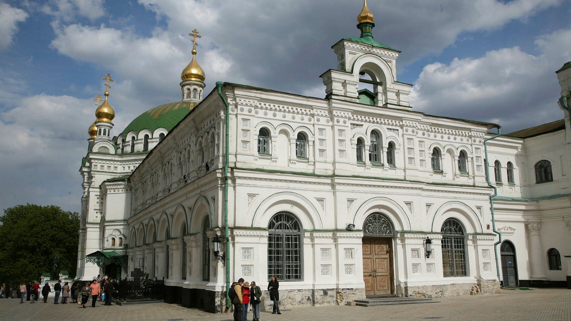 I Ukraina finns sju av Unescos utsedda världsarv (bland annat Petjerskaklostret i Kiev), skriver kulturministern och riksantikvarien.