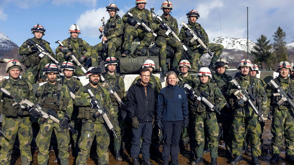 Statsminister Magdalena Andersson och oppositionsledaren Ulf Kristersson (M) på gemensamt besök på en Natoledd militärövning i nordnorska Narvik den 21 mars. Politikerna borde dra i bromsen och bordlägga Natofrågan, anser insändarskribenten.