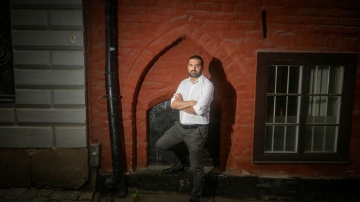 Ali Esbati är kritisk till att statsminister Magdalena Andersson (S) brukar berömma sig över att ha sparat i ladorna – samtidigt som hushållen tvingats skuldsätta sig.