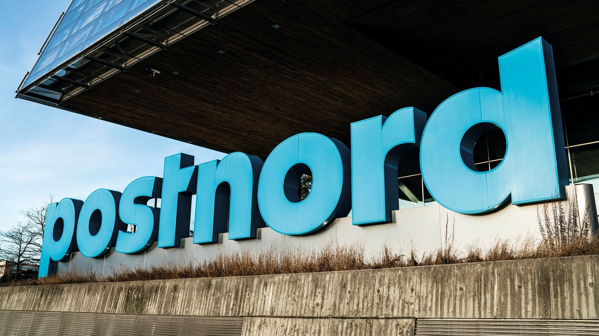 Postnord har en nettoomsättning på knappt 40 miljarder kronor och 39 000 medarbetare.