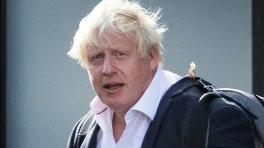 Boris Johnson dopo essere appena atterrato all'aeroporto di Gatwick a Londra sabato.