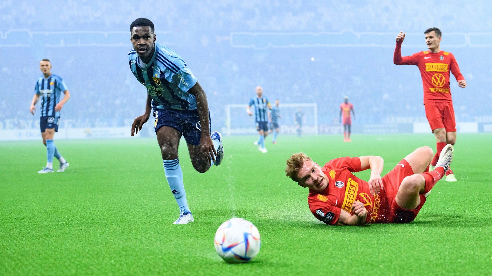 Djurgårdens Joel Asoro och Landskronas Edvin Dahlqvist.
