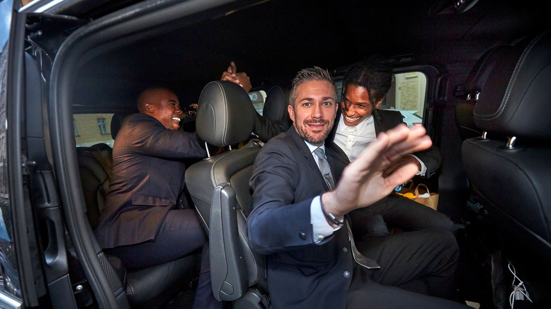 ASAP Rocky, till höger, och hans manager John Ehmann, i förgrunden, lämnar Stockholms tingsrätt efter att artisten släppts från Kronobergshäktet. För tre år sedan, den 30 juni 2019, skedde det omskrivna bråket som ledde till att hiphopstjärnan greps.