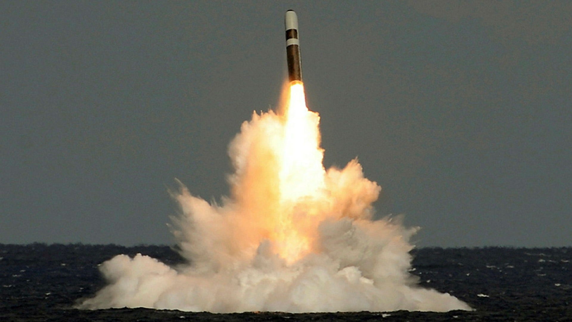 Brittisk Trident-missil, som kan bära kärnvapen, filmad den 22 februari.