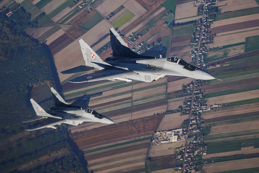 Två Mig-29-plan övar över Polen i oktober 2022. Nu ska Polen leverera sådana plan till Ukraina.