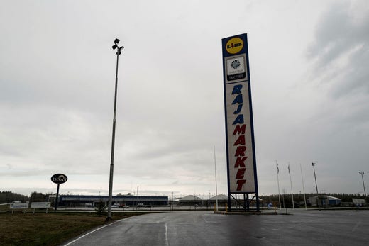 Vid gränsbutiken Rajamarken är parkeringplatsen folktom. Turisterna som tidigare kunde ta sig över gränsen har försvunnit.