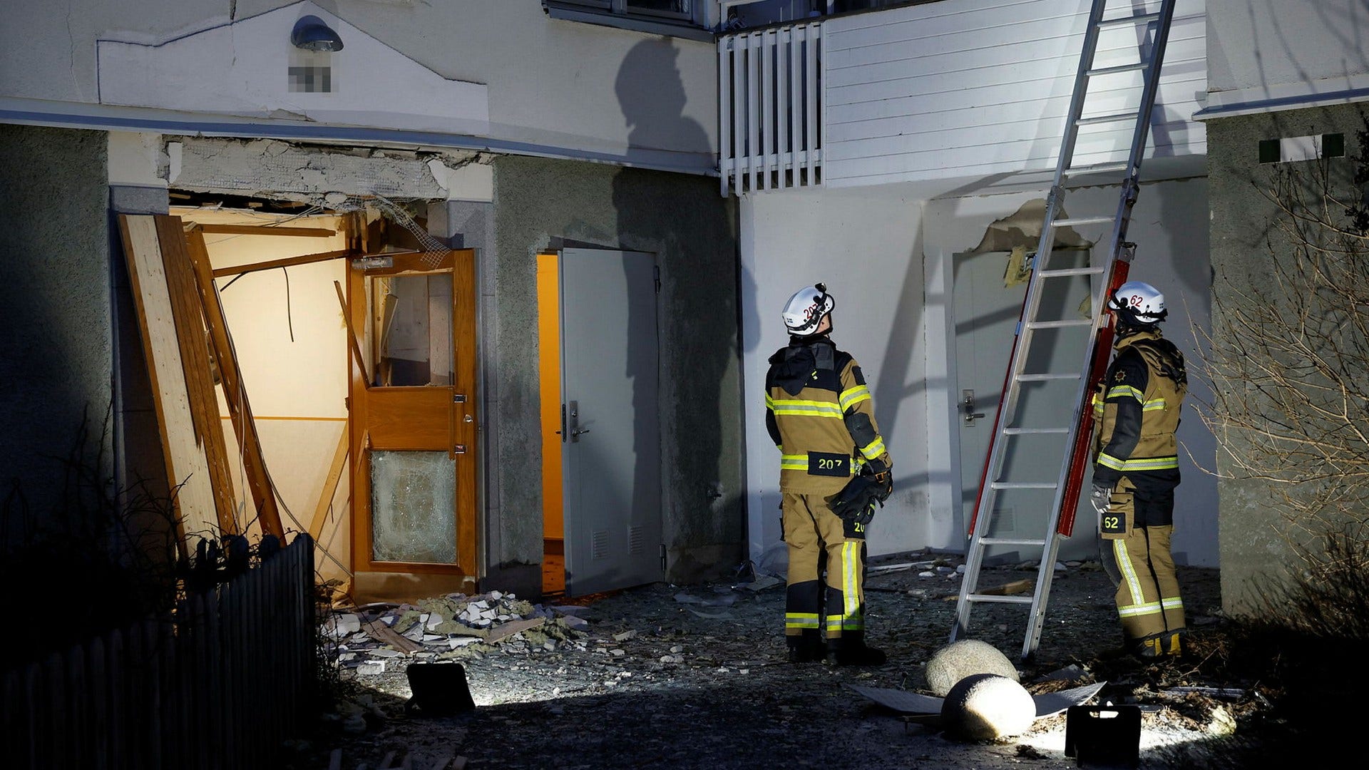Explosionen sprängde upp ett stort hål i det nästan decimetertjocka betonggolvet under porten.