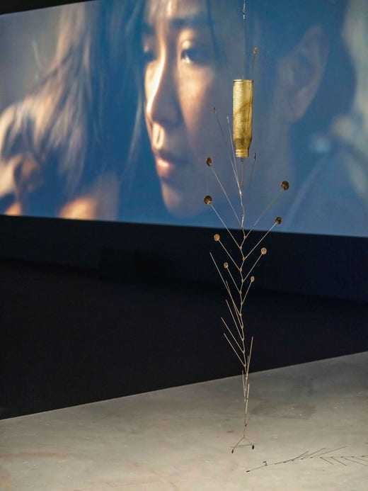 Vy från Tuấn Andrew Nguyễns utställning på Marabouparken konsthall.