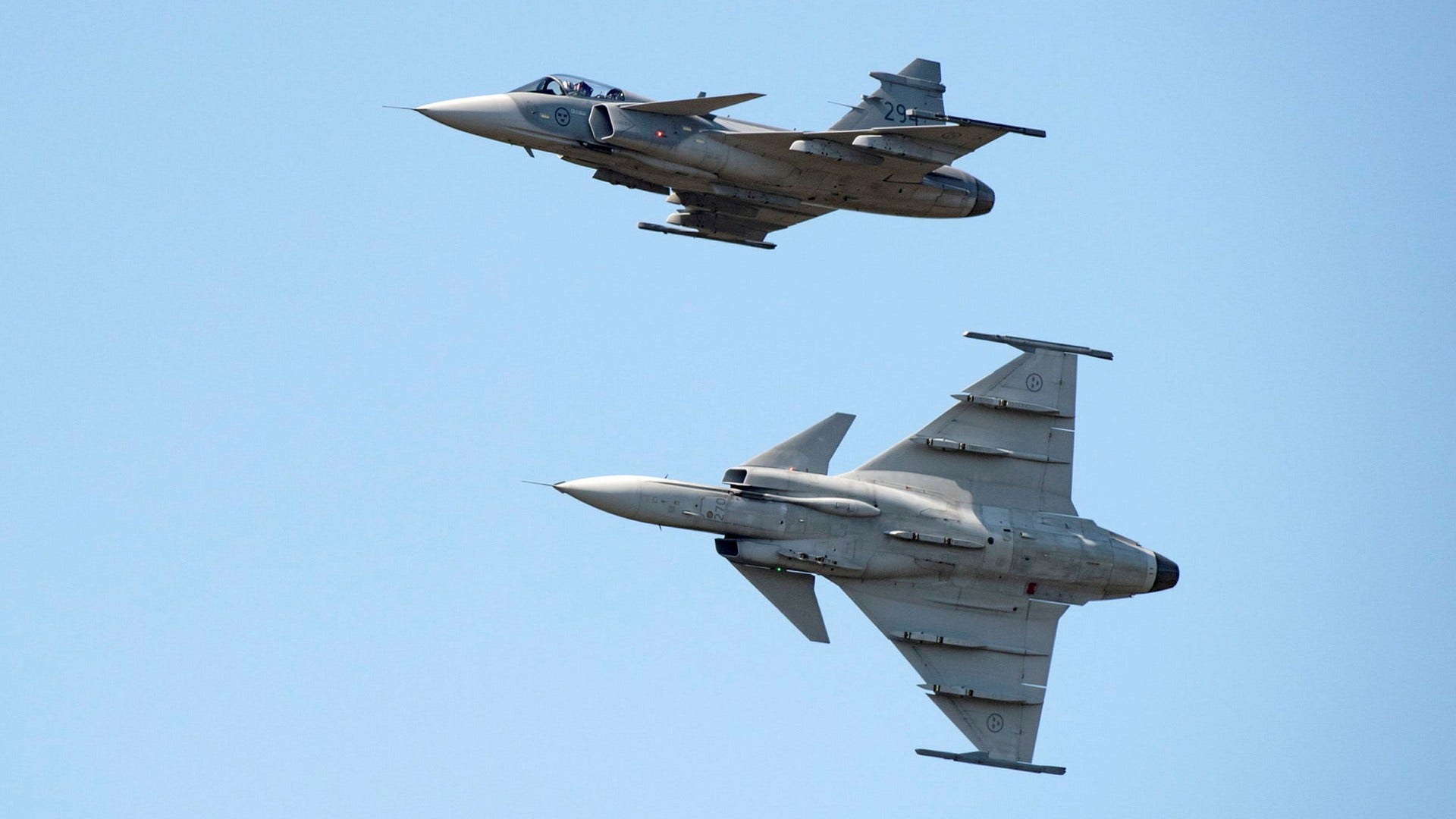Hälften av Sveriges Gripenplan kan bli stående på marken när piloterna lämnar tjänsten.