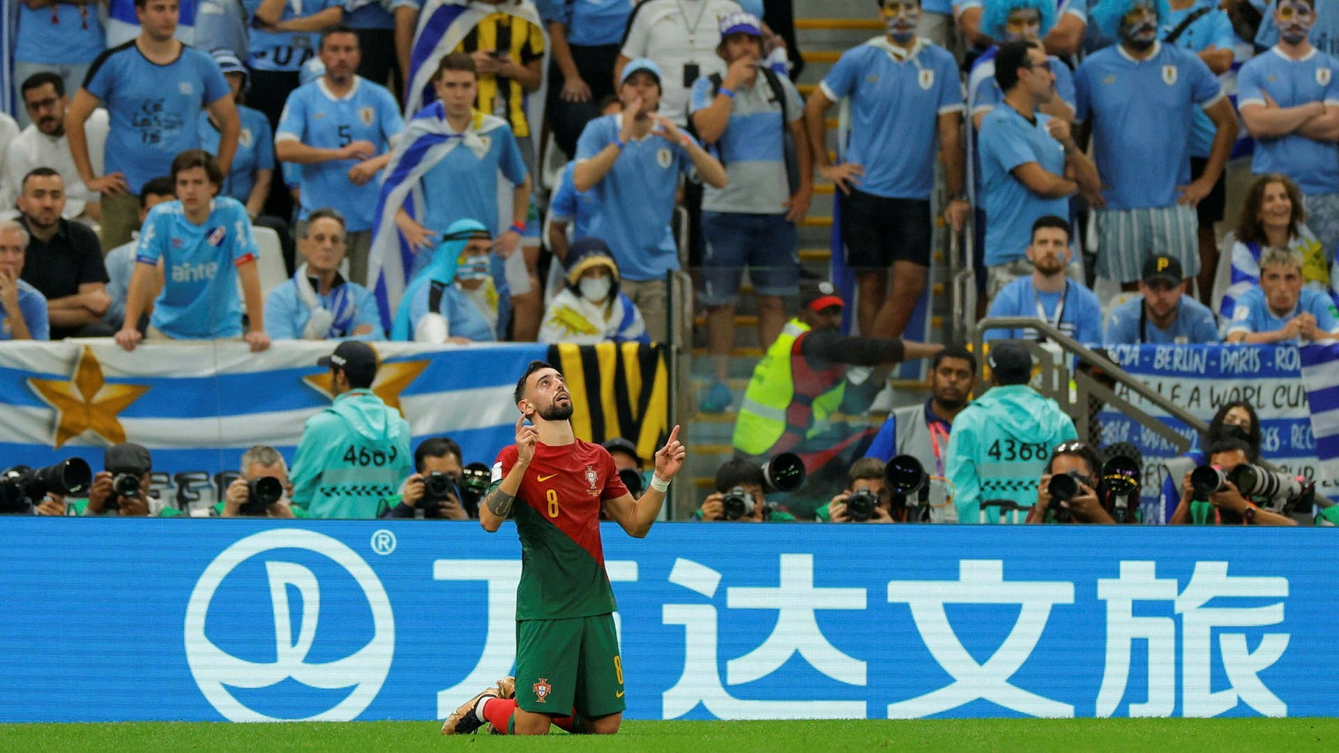 Portugals mittfältare Bruno Fernandes fick fira två gånger om i gruppspelsmatchen mot Uruguay.