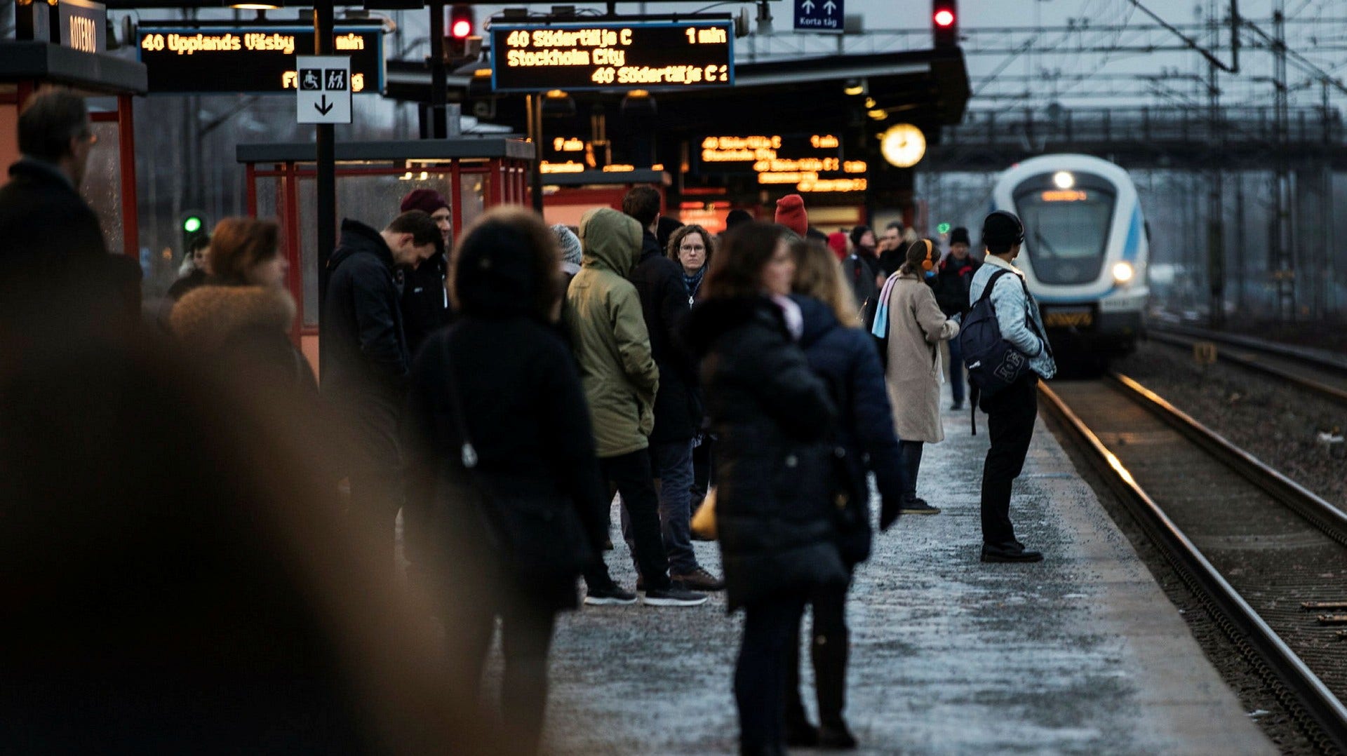 En vild strejk hotar pendeltågstrafiken i Stockholmsregionen på måndag.