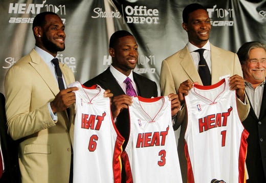 LeBron James (vänster) skapade rubriker då han sommaren 2011, tillsammans med Dwyane Wade (mitten) och Chris Bosh (höger), valde att skriva på för Miami Heat som fri agent. Beslutet har i efterhand beskrivits som banbrytande sett till spelarrörligheten i ligan. Arkivbild.