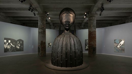 Den afroamerikanska skulptären Simone Leigh belönades med Guldlejonet som bästa konstnär på konstbiennalen i Venedig.