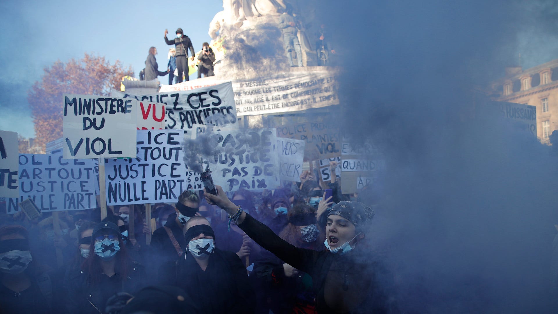 Tiotusentals fransmän i 70 städer protesterade på lördagen mot den nya säkerhetslagen.