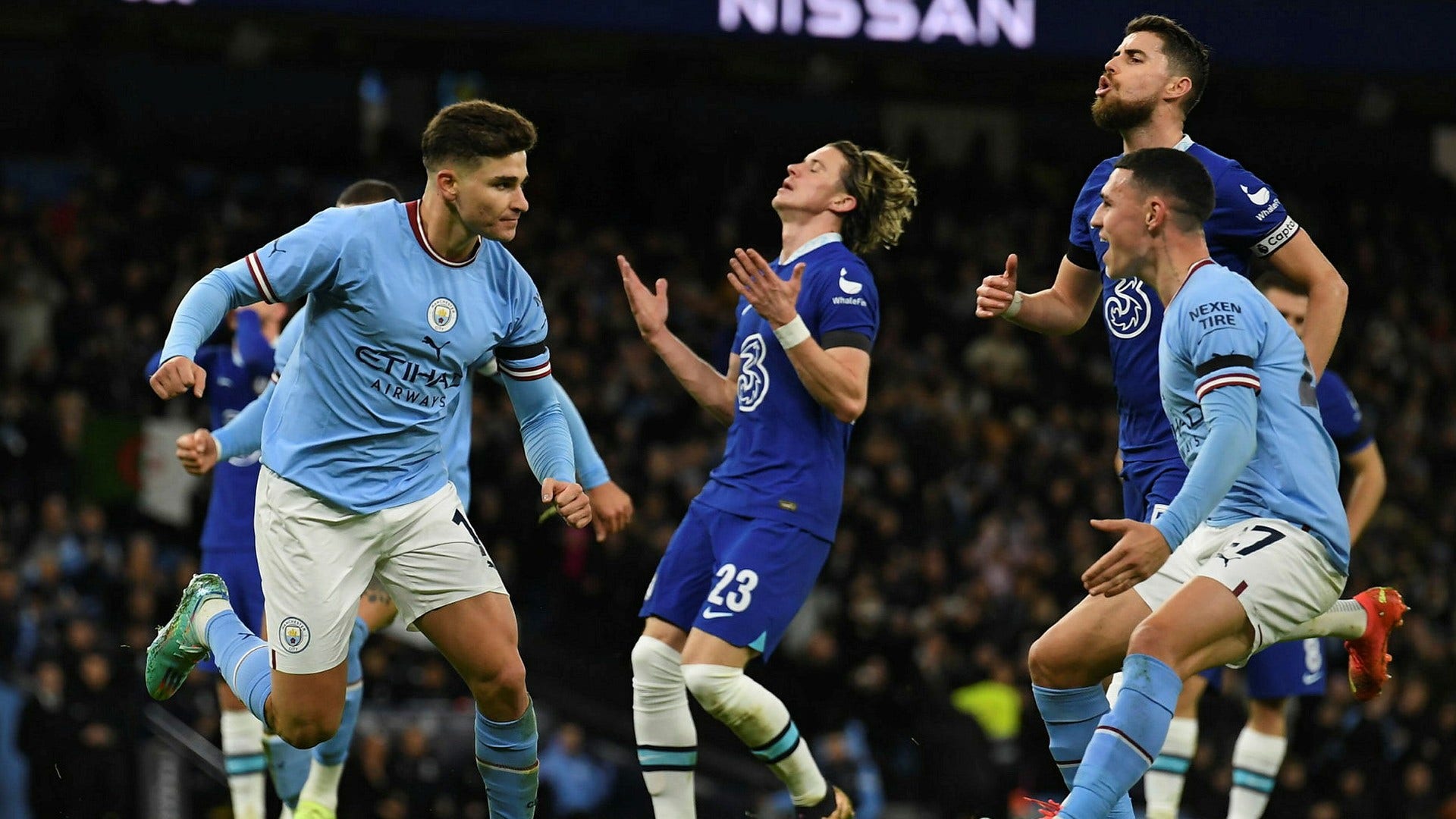 Julian Alvarez firar Manchester Citys 2–0-mål.