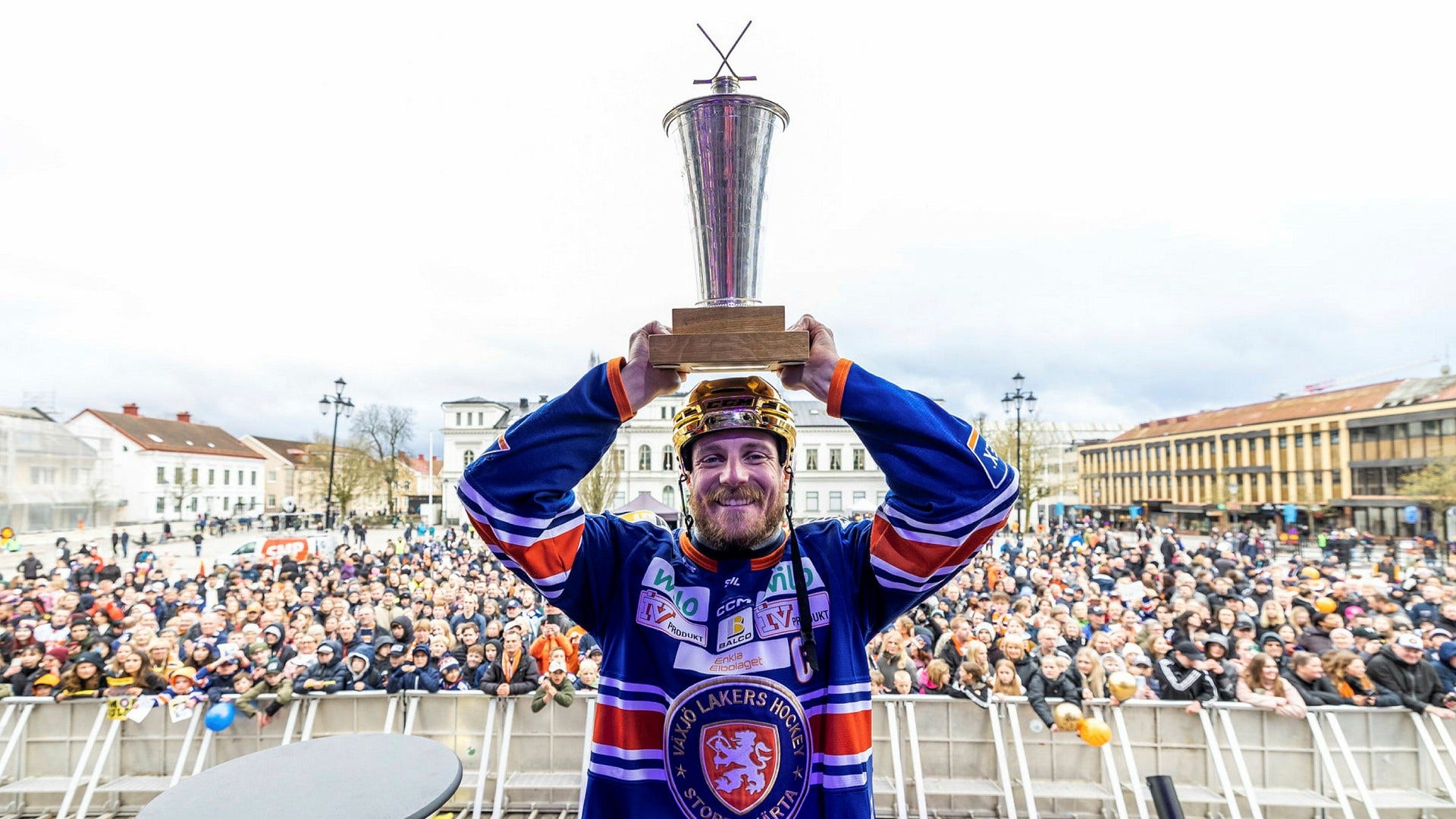 Erik Josefsson framför fansen på Stortorget i Växjö.