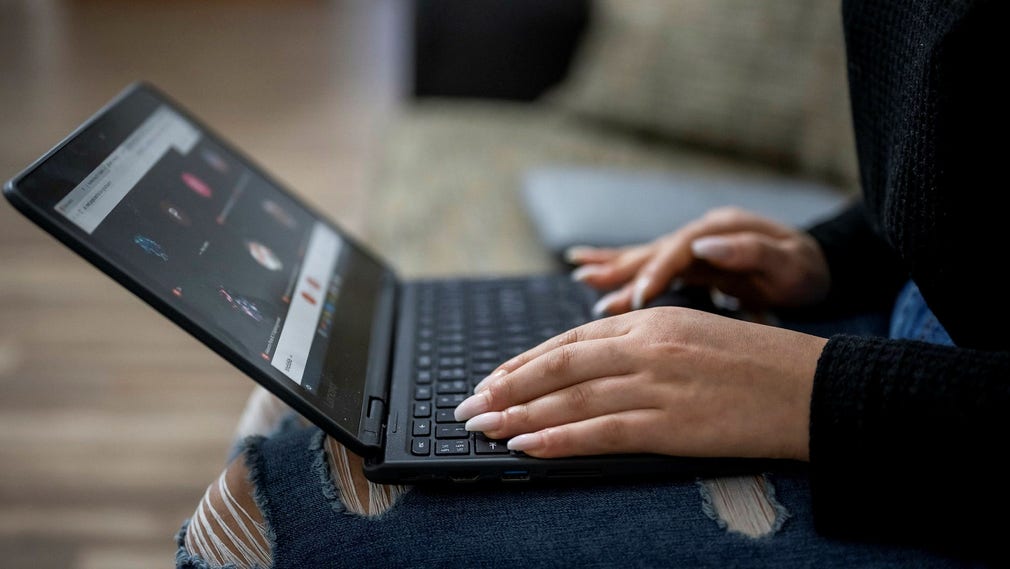 Enligt den omdiskuterade studien, som gjordes utan studenternas vetskap, sjönk betygen för vackra kvinnliga studenter när de inte var fysiskt närvarande under pandemin utan deltog i digital undervisning. Studien är viktig eftersom den synliggör diskriminering, skriver doktoranden bakom studien i ett svar på en insändare av 34 studenter.