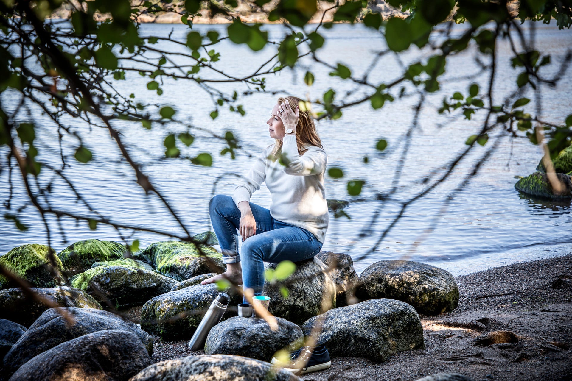 ”Jag har fått med mig en insikt om hur viktigt det är att andra människor är starka när man själv är som svagast”, säger Annie Lööf, efter dramatiken runt dotterns födelse. Bilden är tagen vid Nyckelviken i Nacka.