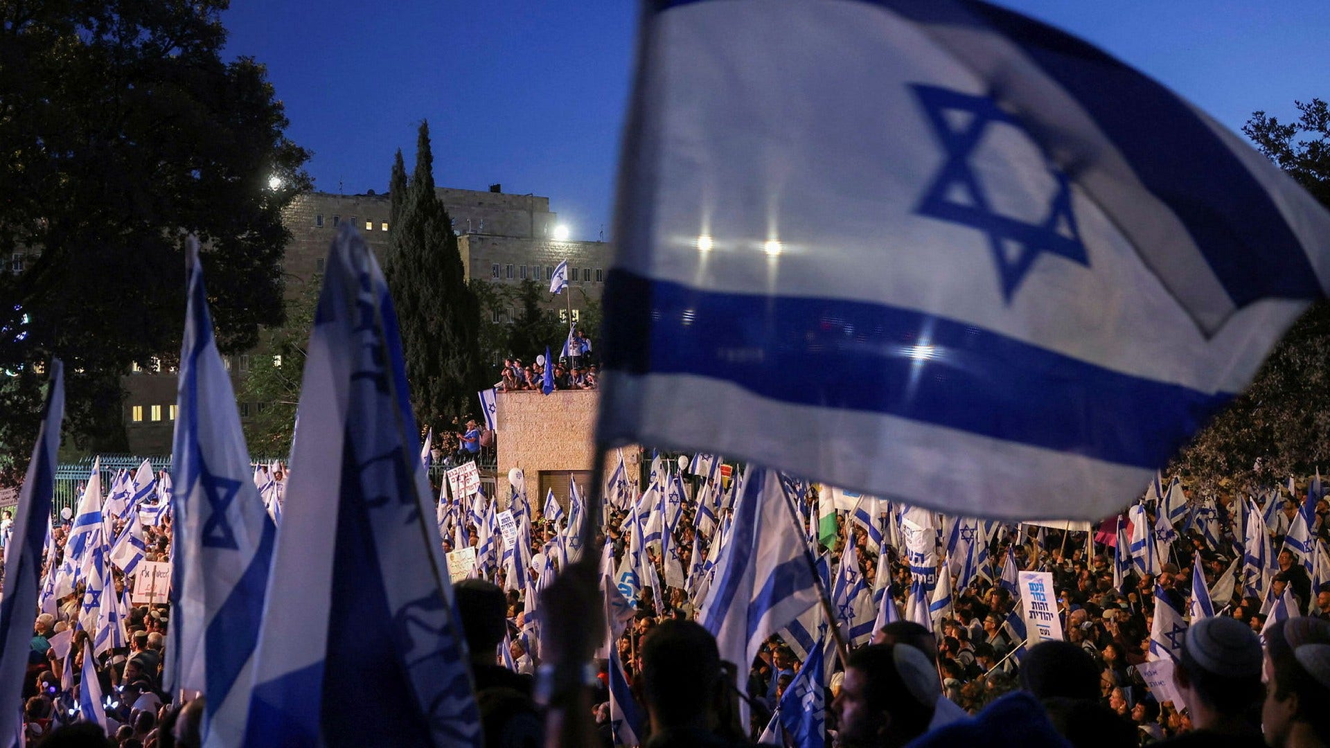 Tiotusentals högernationalister demonstrerade på torsdagskvällen i Jerusalem.