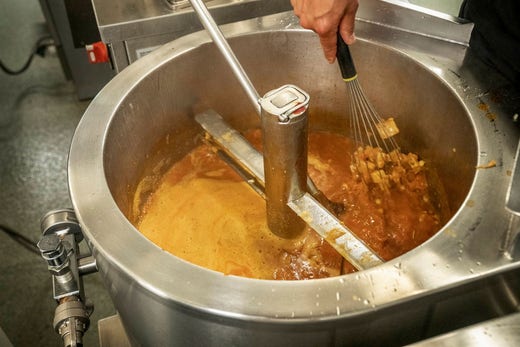 Krigssoppan är gjord på hållbara svenska råvaror, med gulärtor från Vreta, vitkål, grönsaker, rosmarin, västerbottensost och en fläsksida.