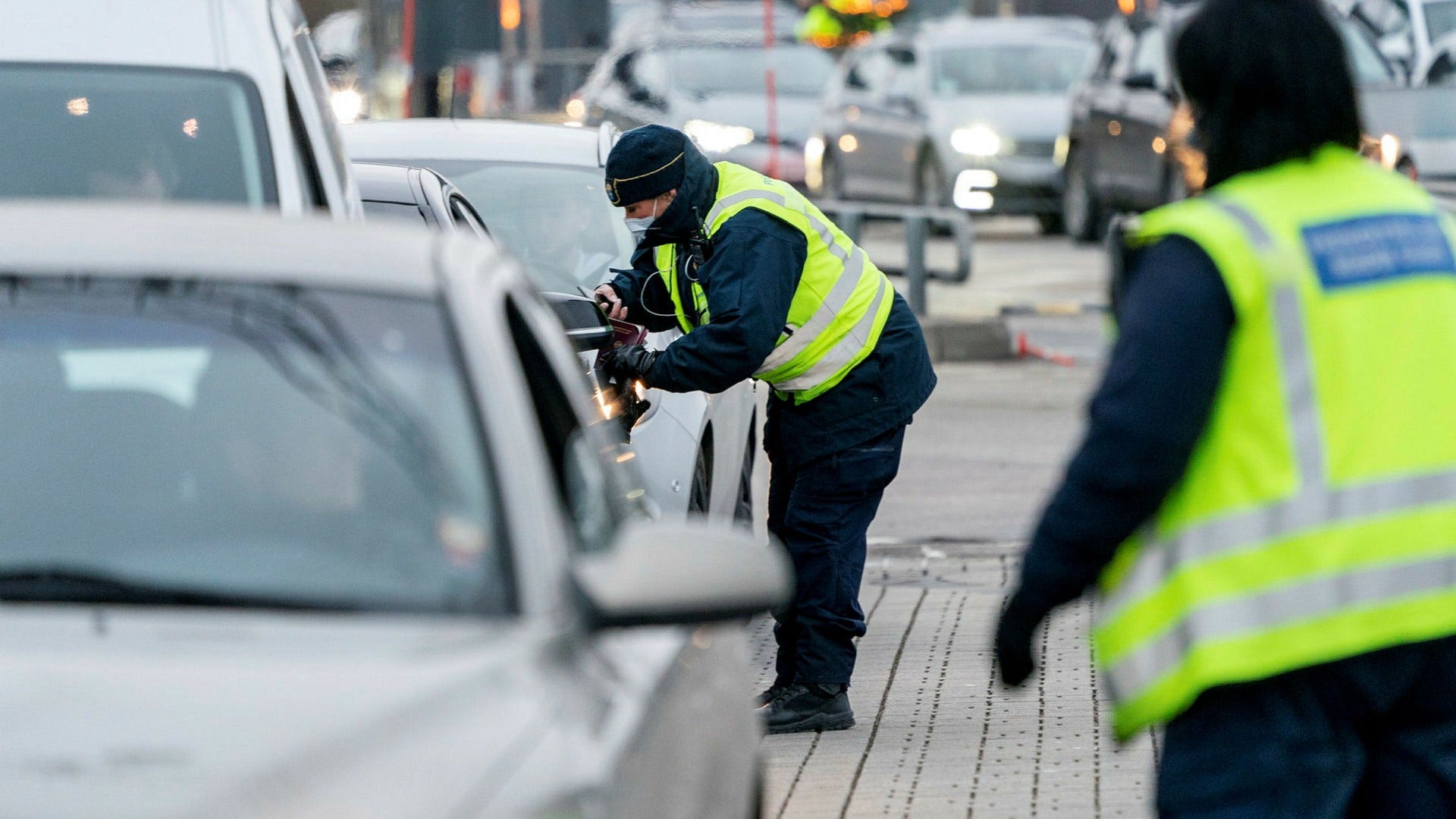 Flera resenärer har under tisdagsmorgonen tvingats vända om efter införandet av krav på covidtest för inresa i Sverige.
