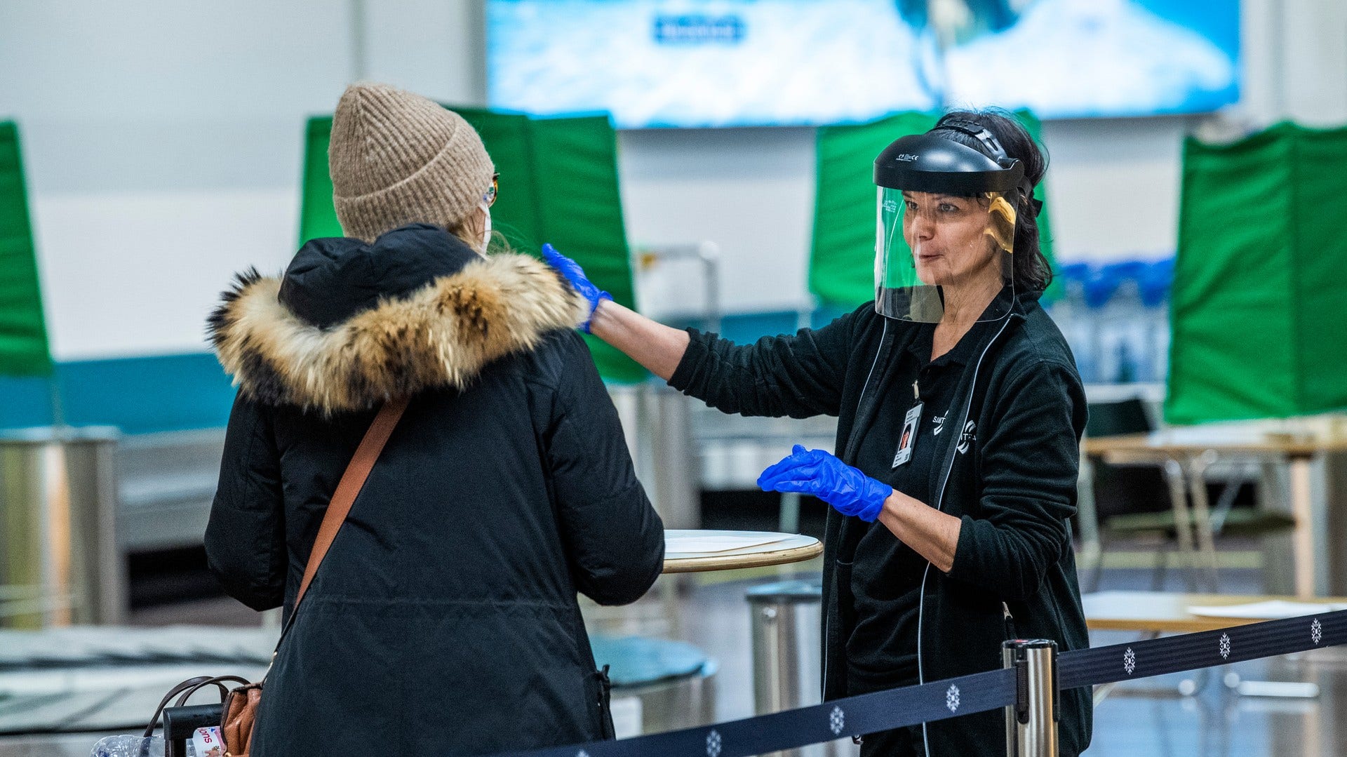 En inresande testas för covid-19 på Arlanda flygplats.