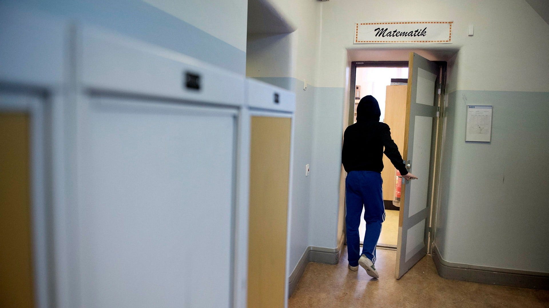 Det brådskar att vidta åtgärder som gör att unga killar väljer att satsa på skolan i stället för brottets bana, anser insändarskribenten.