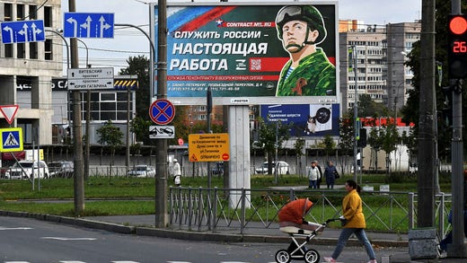 ”Tjäna Ryssand – ett riktigt arbete”. Värvningspropaganda på en gata i S:t Petersburg.