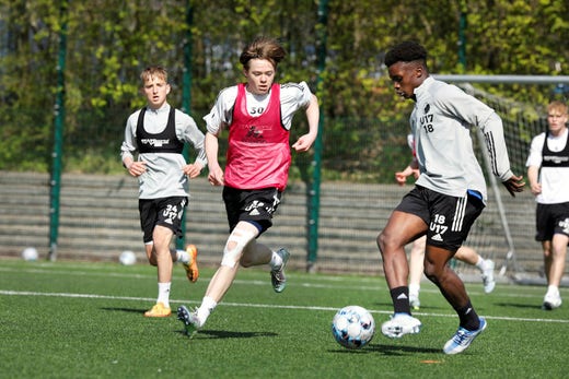 Om man inte får kontrakt med FCK när man är 16 eller 19, så behöver det inte vara slutet, påpekar Alfred Johansson. ”Det är ju inte så att de trillar ner i en dålig miljö någon annan stans, de kommer till en klubb som är nivån under oss, men som också är en jäkligt bra miljö och som är rätt för den spelaren.”