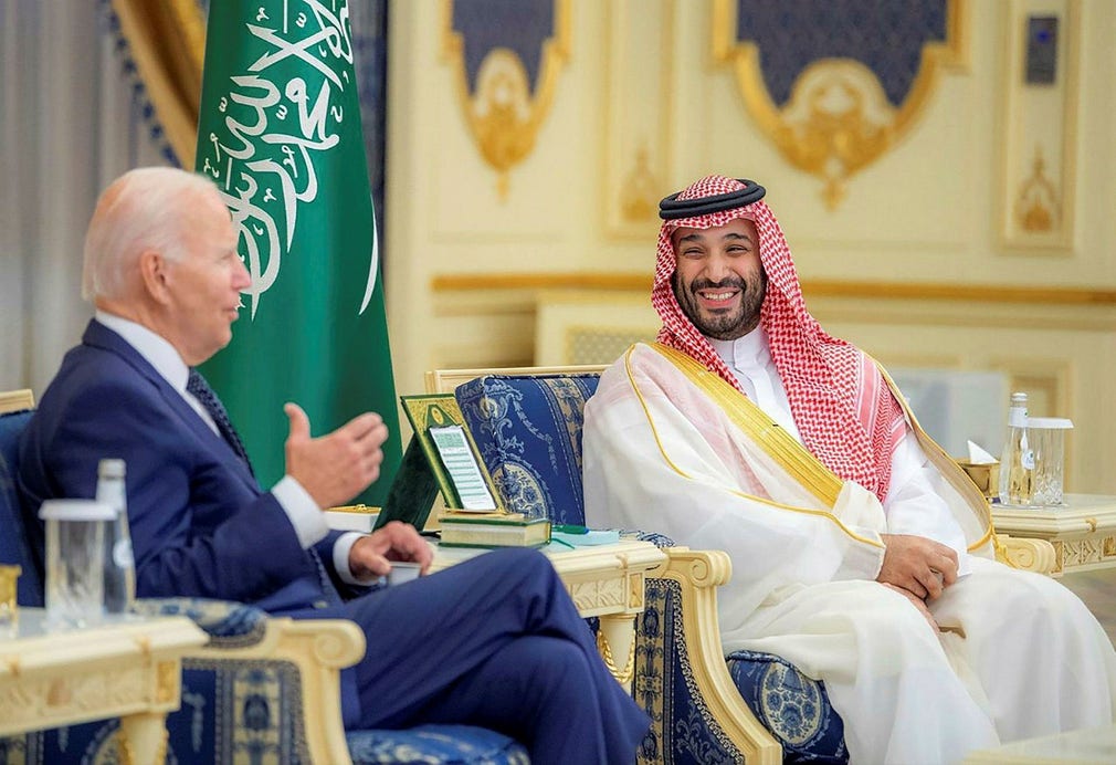 Omstritt möte. USA:s president Joe Biden (t v) i samtal med Saudiarabiens ledare Mohammed bin Salman i juli i år. Stigande bränslepriser har tvingat Biden att omvärdera sitt tidigare avståndstagande från det oljestinna Saudiarabien.